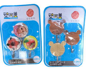 Pack of 3 cute character self-adhesive sticky hooks with random prints. These plastic hooks (5 x 7.5 cm) are perfect for home and kitchen organization, holding keys, towels, and bags.