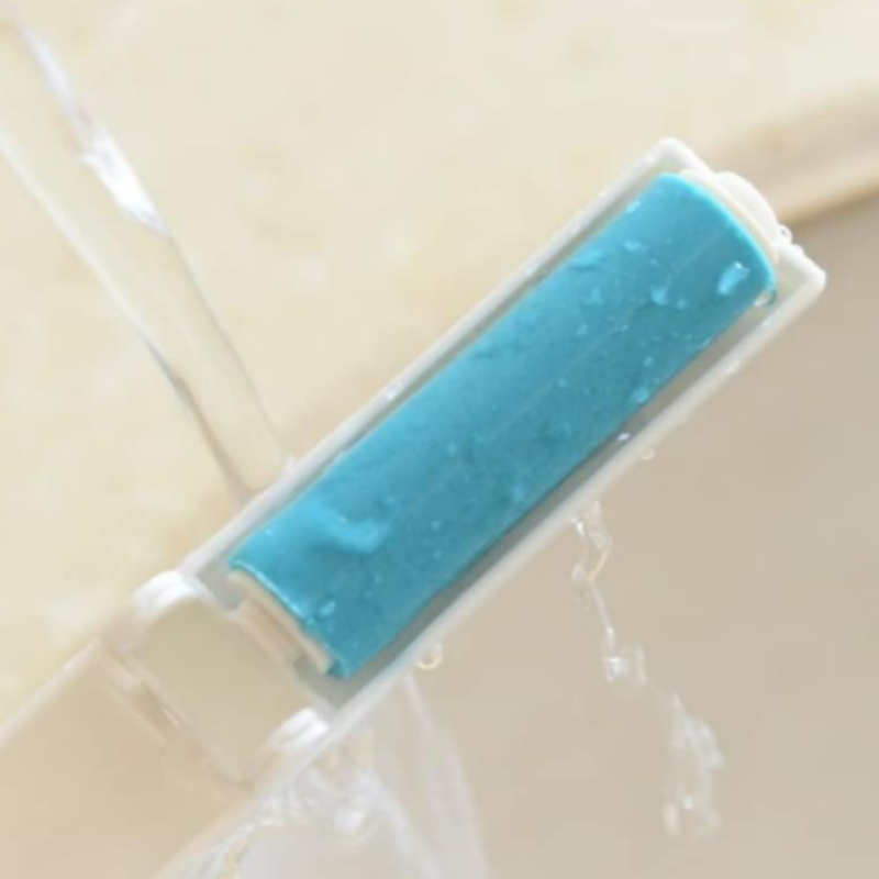 Clothes Roller Cleaner Lint Remover – Washable Reusable Pet Hair & Dust Remover for Clothes, Sofa & Carpet (Random color-Pack of 1)