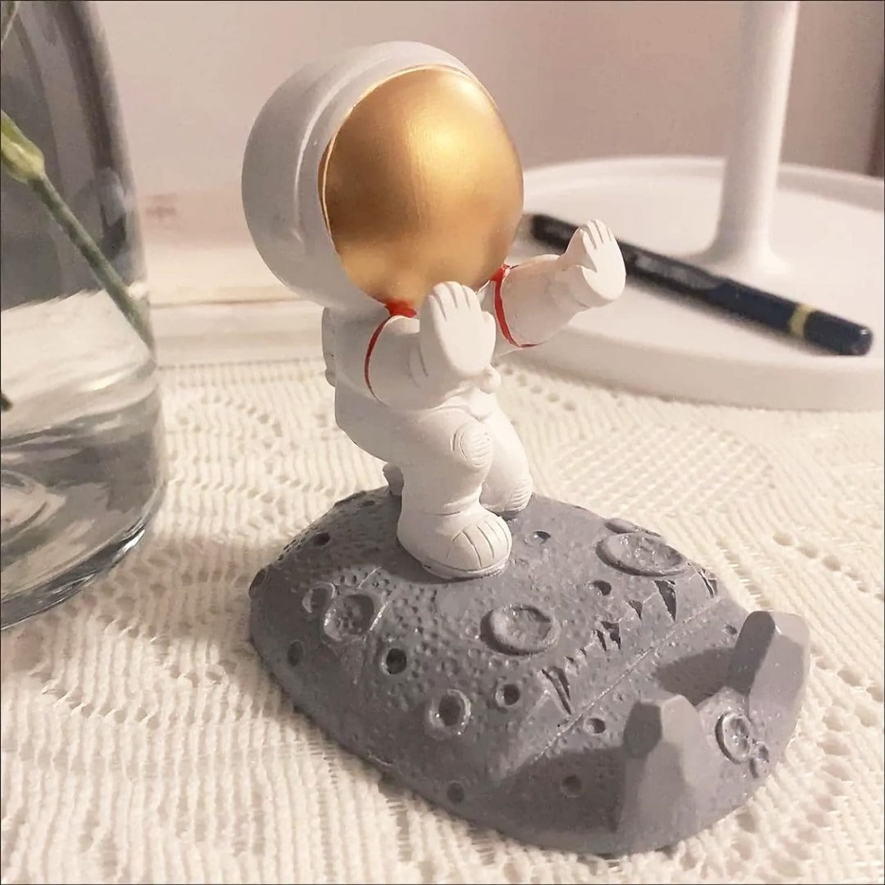 Astronaut Figurine Mobile Stand – Hands-Free Cute Desk Phone Holder (Random Model-Pack of 1)
