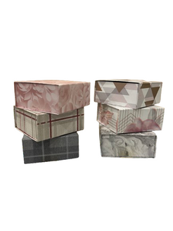 Demonstration of the foldable feature of the gift box, illustrating its easy assembly and space-saving design. 