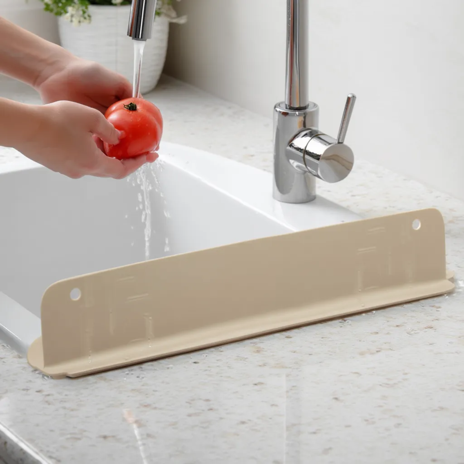 35 cm Kitchen Island Sink Backsplash Guard – Lightweight Silicone Water Baffle for Sink & Bathroom, Household Protective Splash Guard (Random color - Pack of 2)