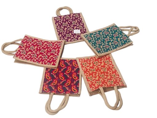 5 Different color floral jute bag are being placed in a circle.